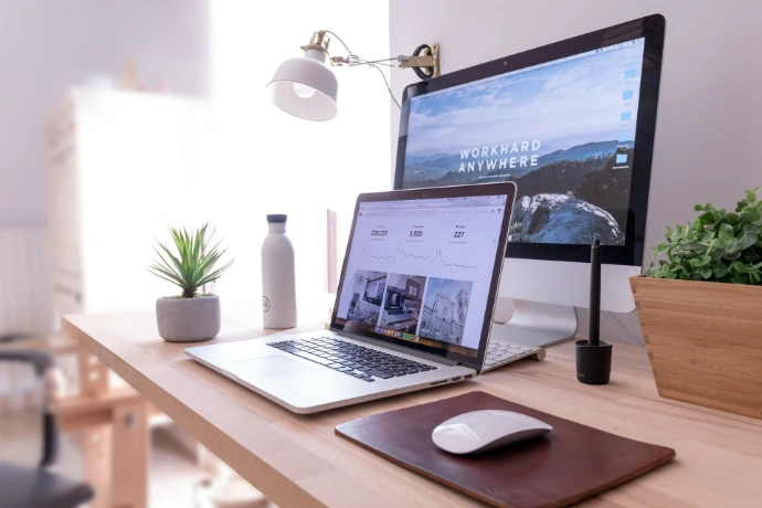Oq iMac va stolda MacBook Pro